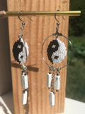 Boucles d'oreilles TOUT UN SYMBOLE YIN YANG, blanc et noir en perles Miyuki & jaspe