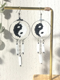 Boucles d'oreilles TOUT UN SYMBOLE YIN YANG, blanc et noir en perles Miyuki & jaspe